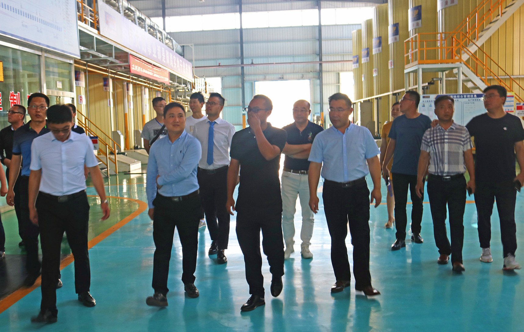 中國潤滑油品牌峰會(huì )考察團走進(jìn)金雪馳馬鞍山公司參觀(guān)調研